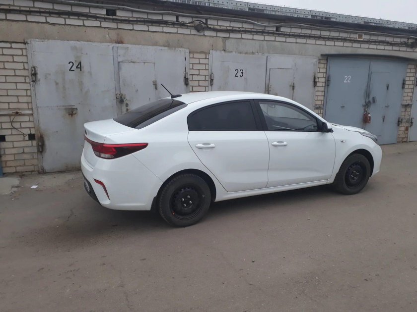 Белая Киа Рио 3 на черных штампах