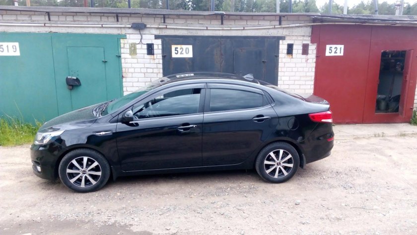 Киа Рио 3 на 16 колёсах чёрная