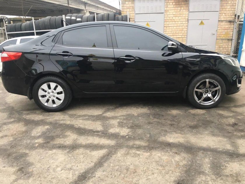 Kia Rio 4 черный r16