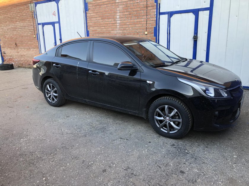 Kia Rio 4 черный r16