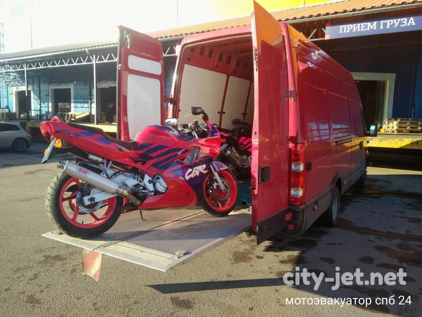 Мотоцикл на эвакуаторе