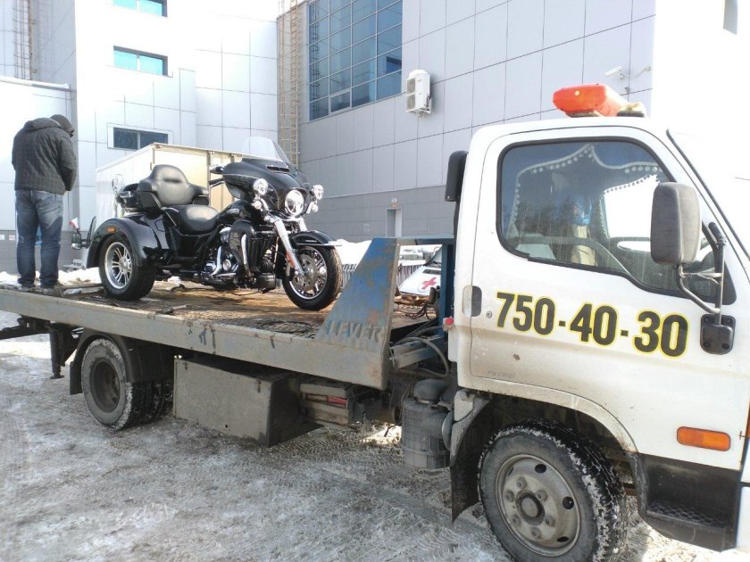Мопед на эвакуаторе