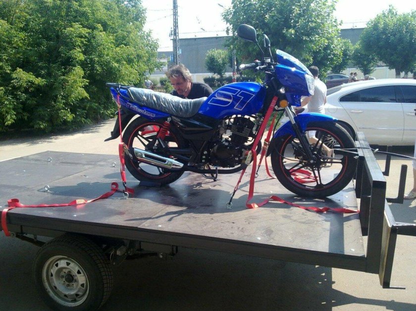 Мотоцикл на эвакуаторе