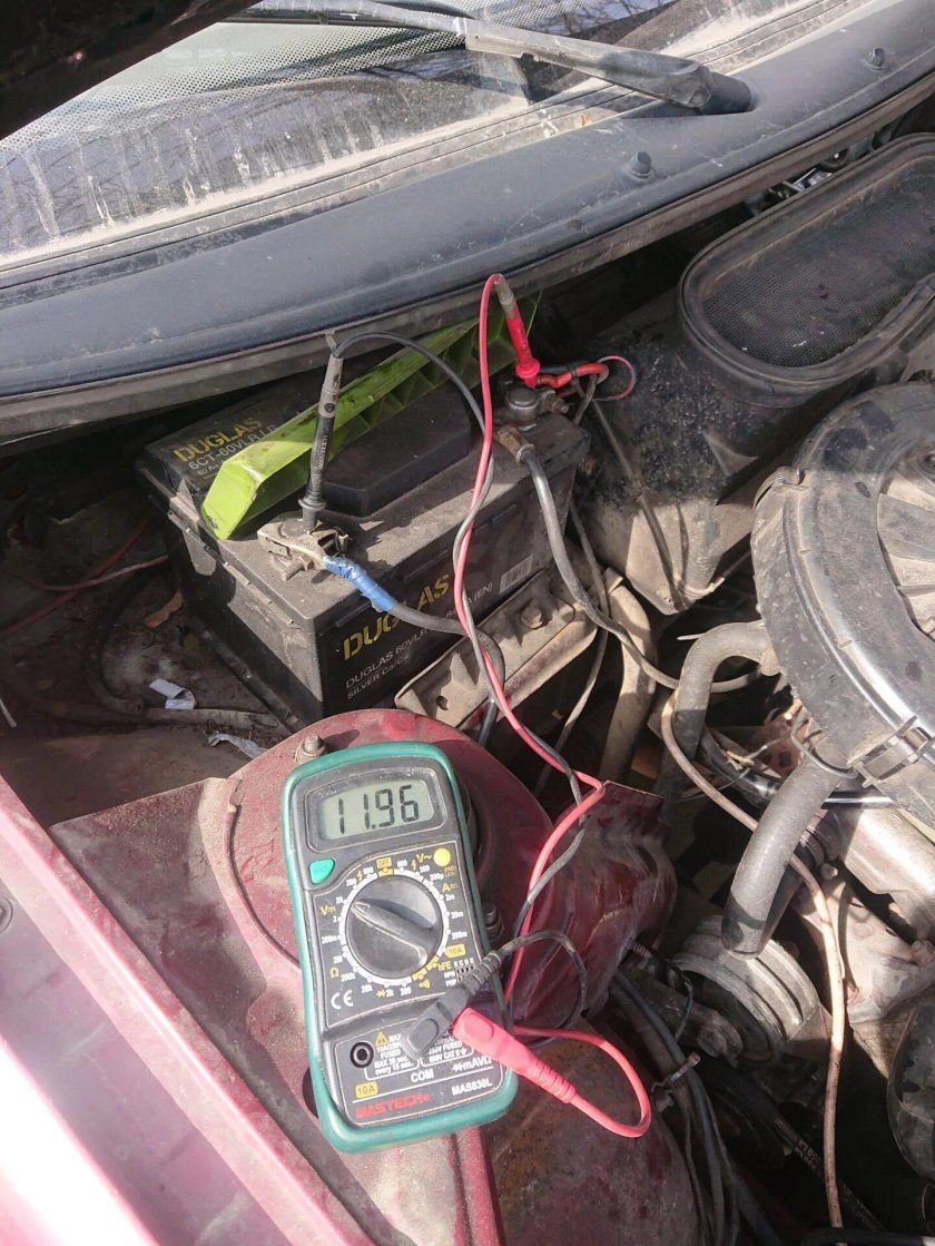 Где находится заряд аккумулятора у шкоды Фелиции