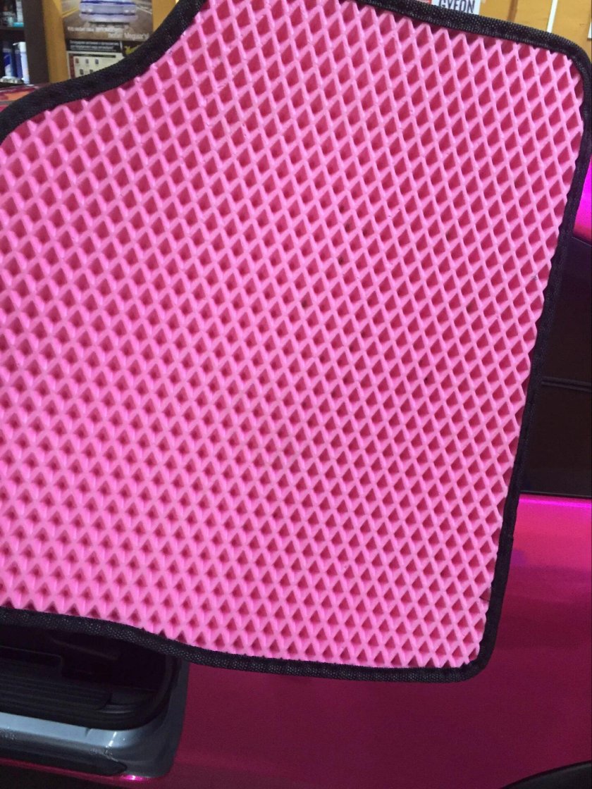 Розовые коврики в авто