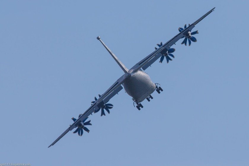 АН-70 военно-транспортный самолёт