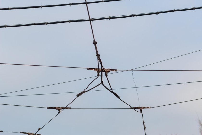 Крепление контактной сети трамвая к стене