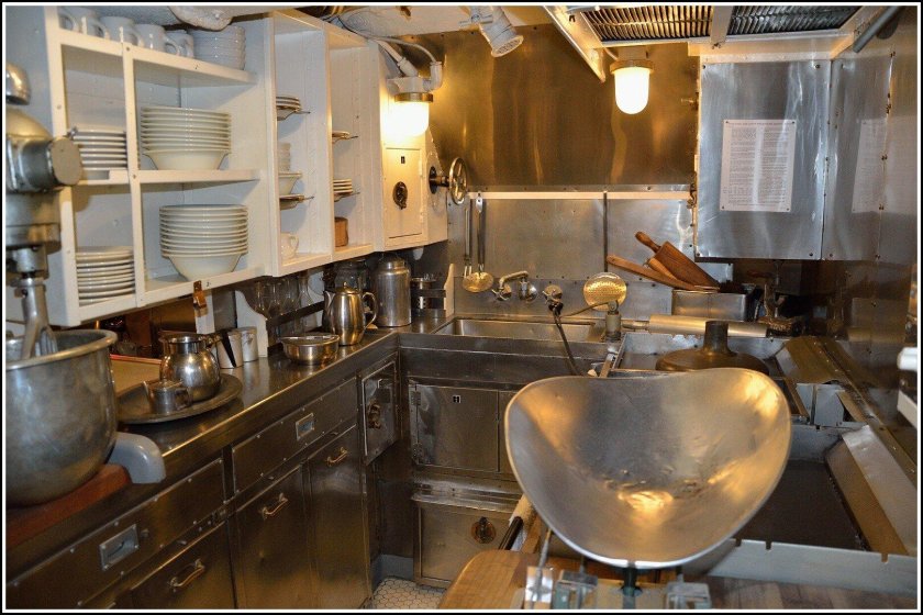 Столовая на подводной лодке