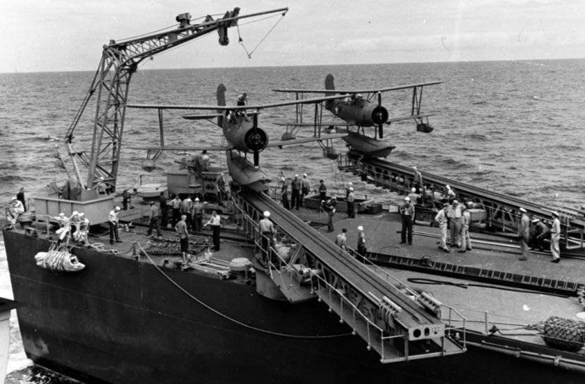 Корабельная катапульта для самолетов