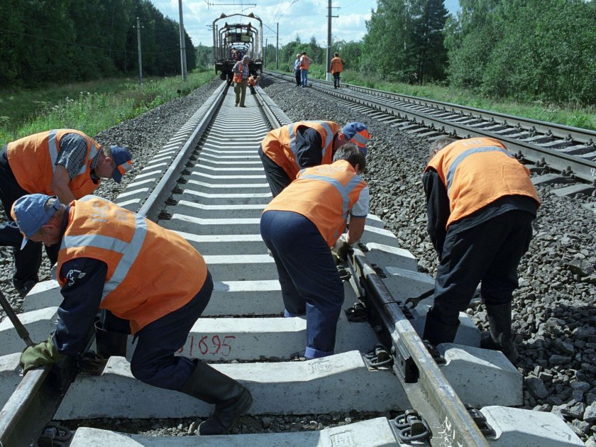 Путейцы на железной дороге