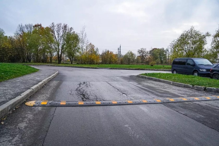 Лежачий полицейский школа