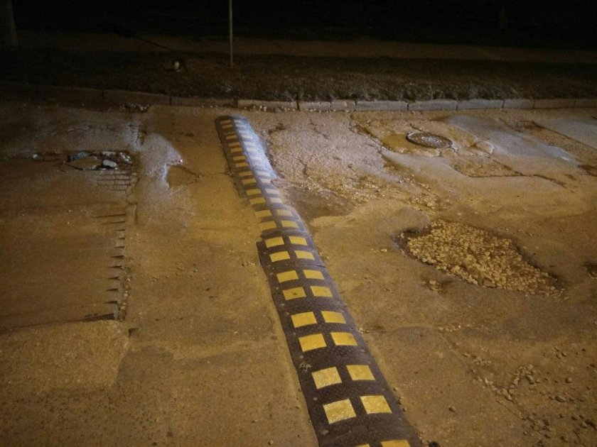 Лежачий полицейский яма