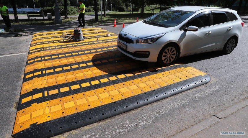 Искусственная неровность на дороге