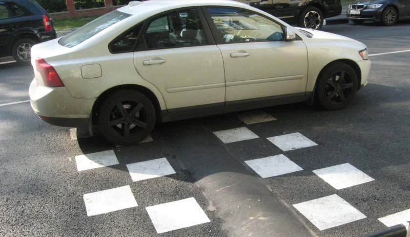 Искусственная неровность лежачий полицейский