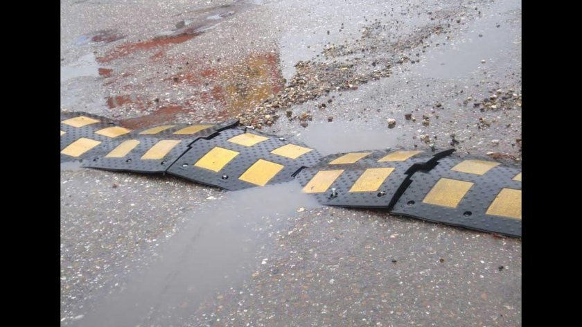 Сломанный лежачий полицейский