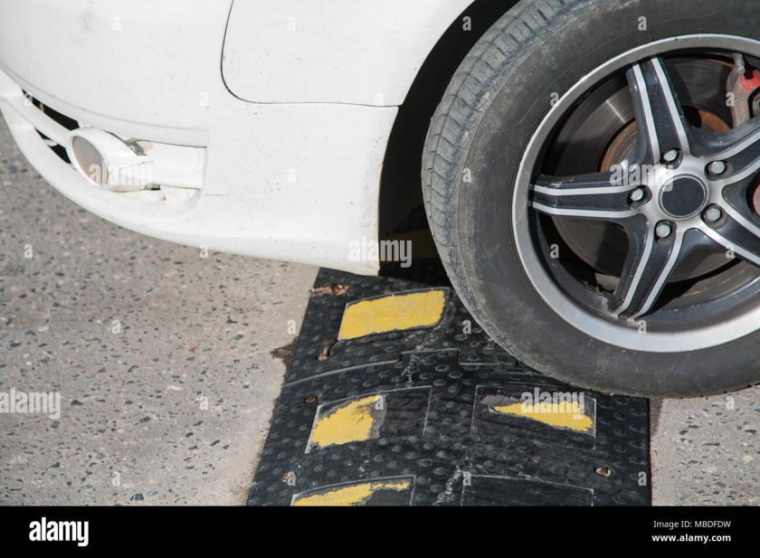 Как проезжать лежачих полицейских