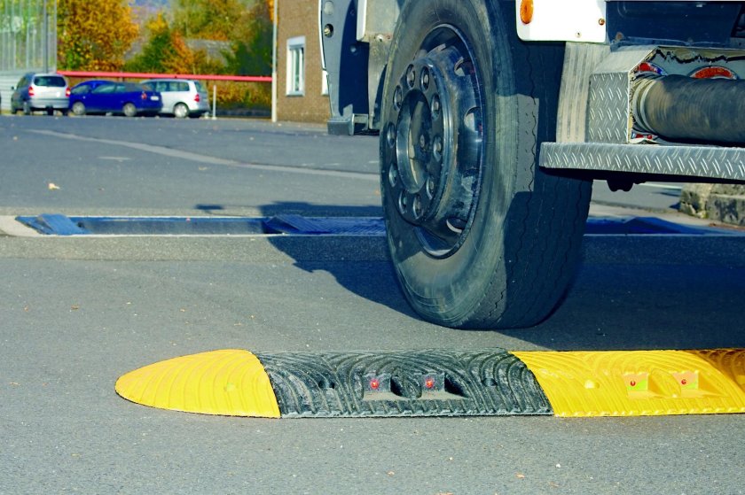 Высокий лежачий полицейский