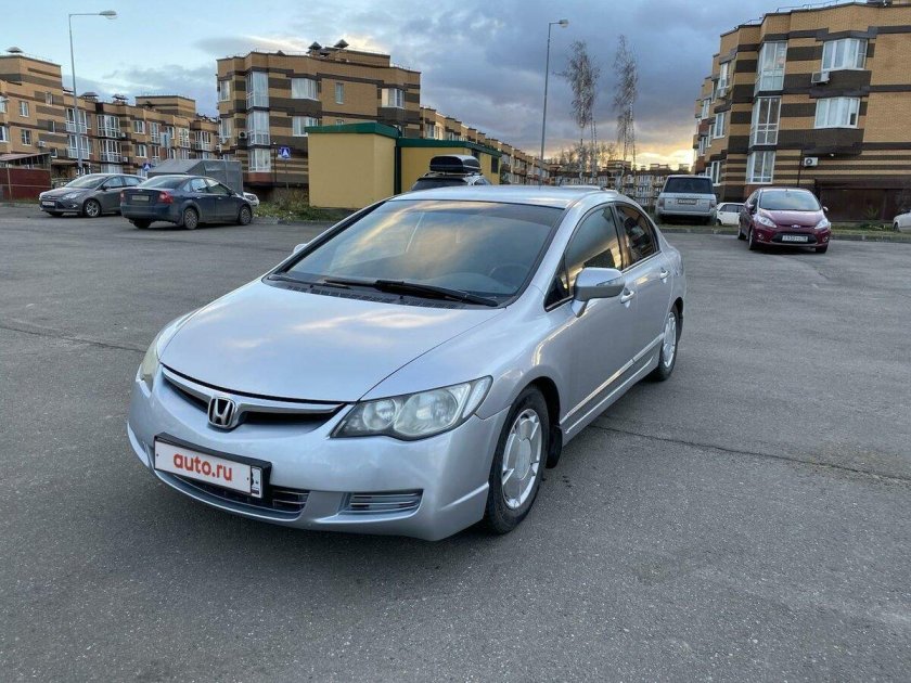 Хонда Цивик 2007 года со спойлером