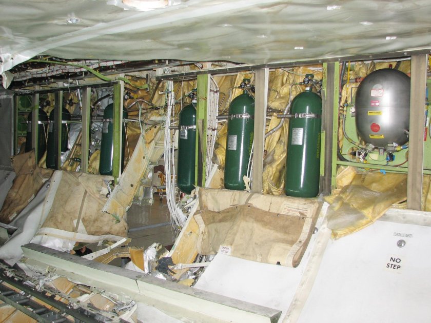 Кислородный баллон в самолете