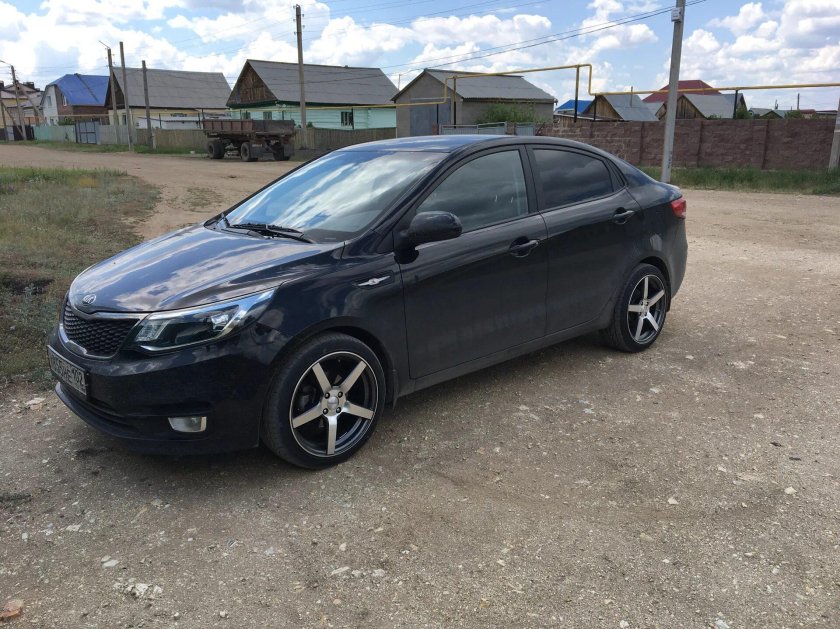Черные диски на Киа Рио 3