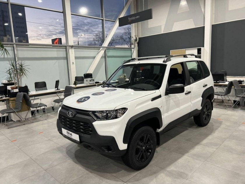 Niva Travel Black 2022