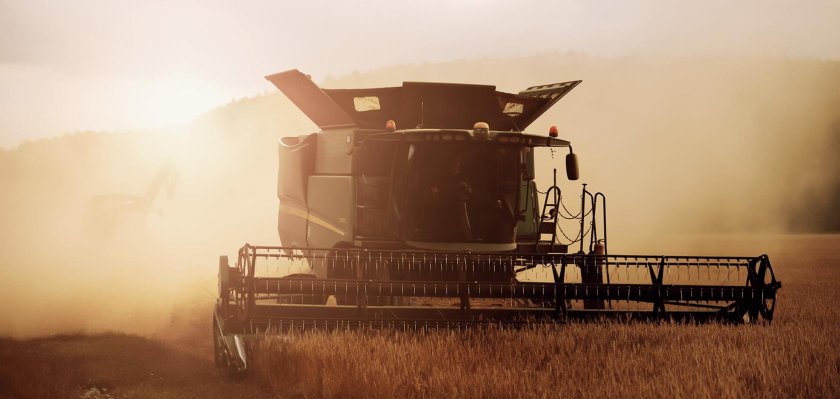 Комбайн в поле