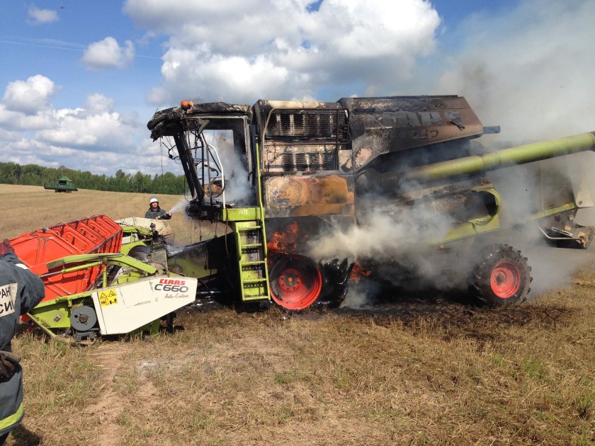 Разбитый комбайн Ростсельмаш