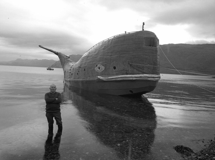 Кит и лодка