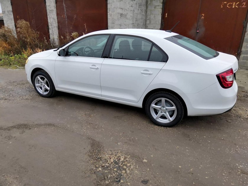 Skoda Rapid белая r15