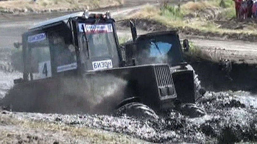 Трактора в грязи