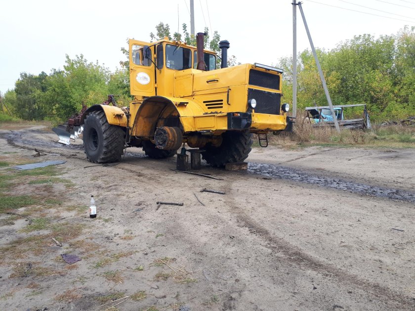 Трактор к-700 Кировец трамбует силос