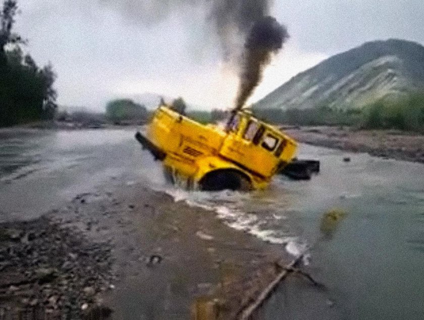 Трактор едет по грязи