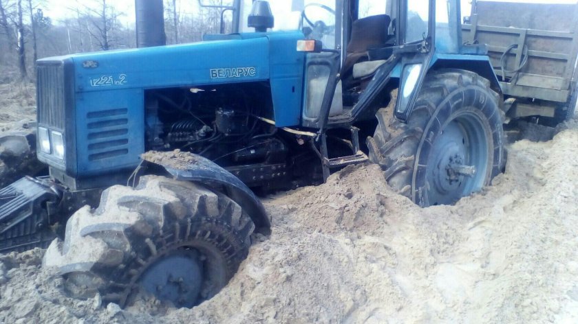 Трактор застрял в грязи