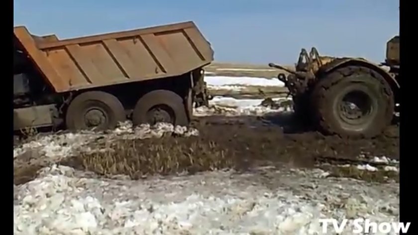 Кировец застрявший в поле