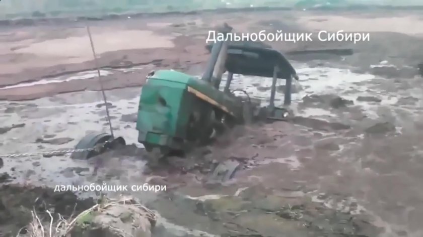 Трактор застрял в грязи