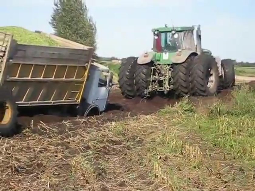 Буксует трактор в поле