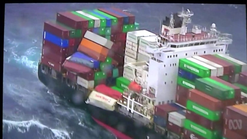 Контейнеровоз в шторм