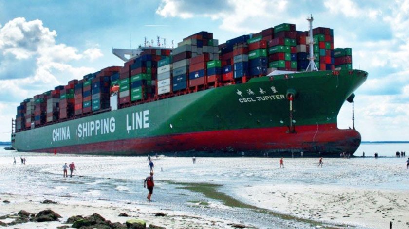 Контейнеровозы морские в шторм