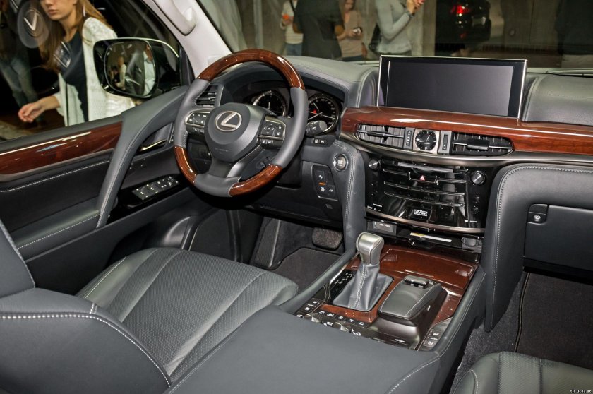 Lexus LX 570 2016 салон