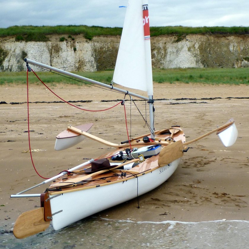 Каноэ тримаран