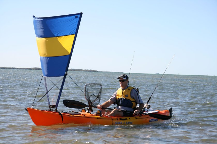 Каноэ с парусом