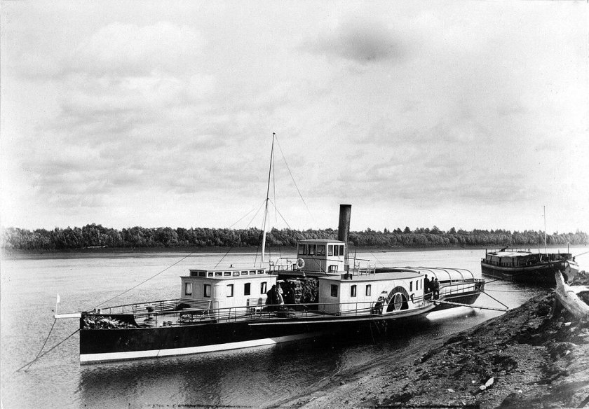 Колесный буксирный пароход "в.Чапаев"