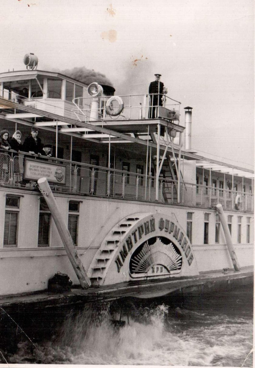 Пароход Дмитрий Фурманов колесный