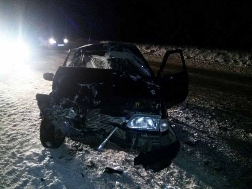 Разбитая ВАЗ 2114 черная зимой