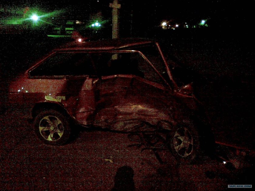 Разбитая красная ВАЗ 21099