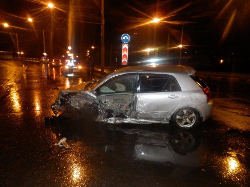 Разбитый автомобиль ночью