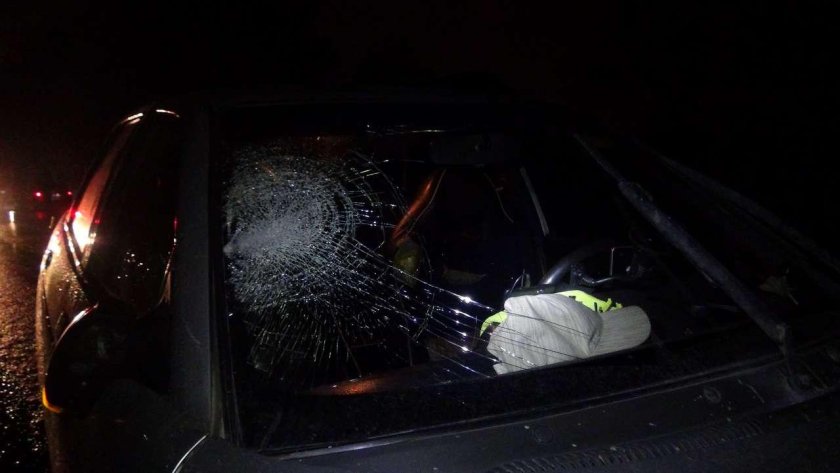 Сломанная машина на трассе ночью