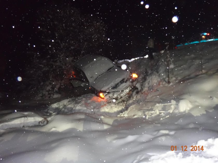 Машина в сугробе ночью