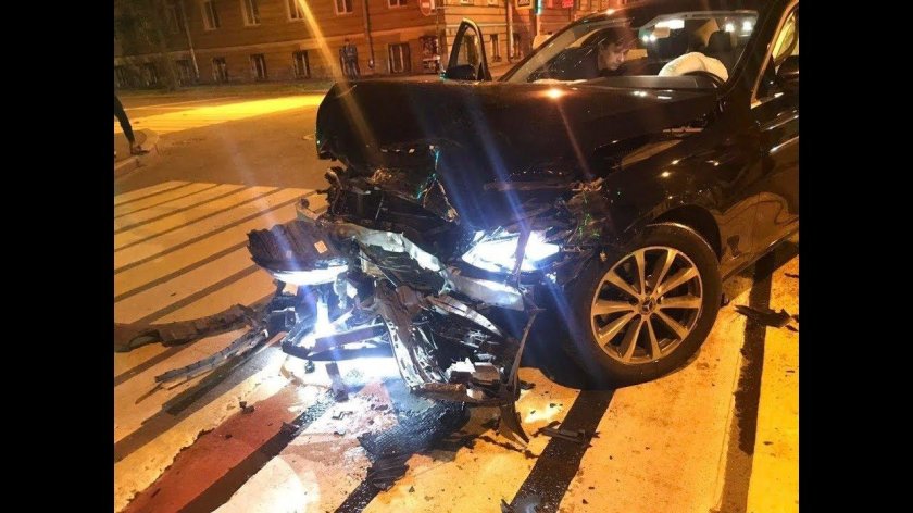 Разбитый Мерседес е200 ночью