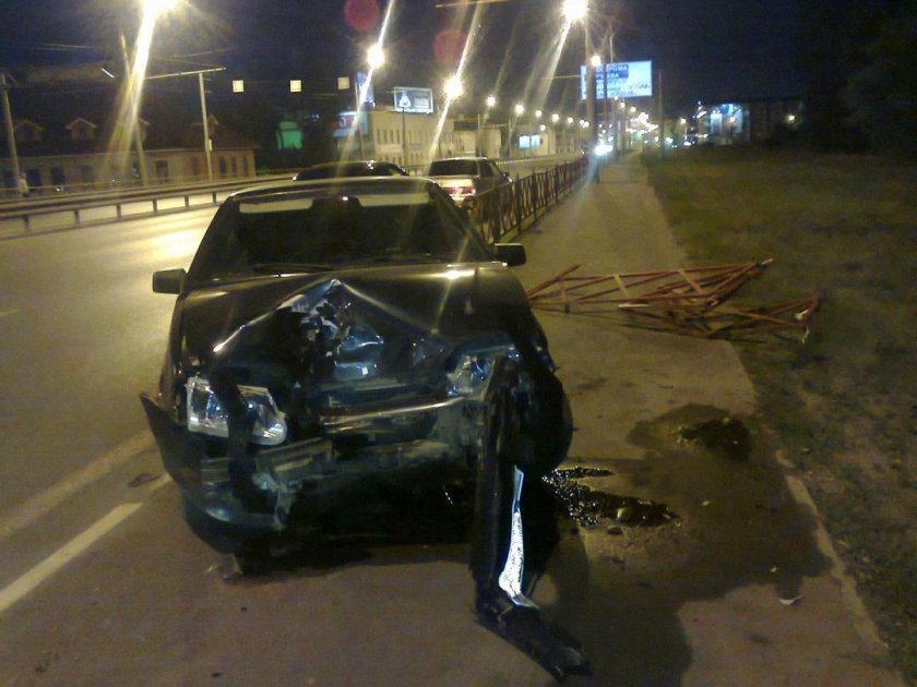 Разбитая ВАЗ 2114 черная зимой